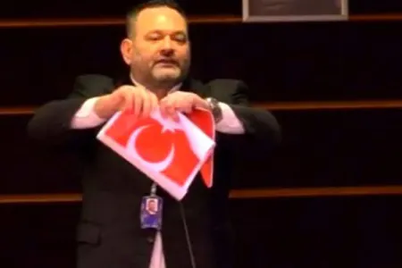 Türkiyə bayrağını cıran yunan millət vəkili cəzalandırıldı