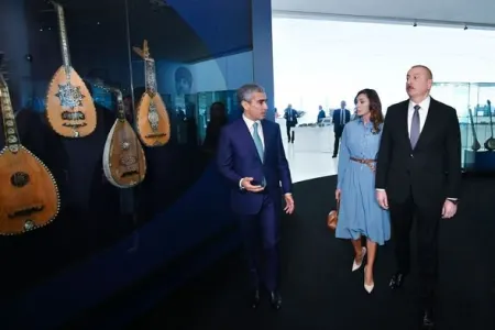 Ölkə başçısı və xanımı Heydər Əliyev Mərkəzində təşkil edilən sərgidə olublar - -FOTOLAR