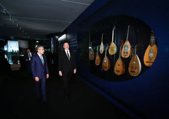 Ölkə başçısı və xanımı Heydər Əliyev Mərkəzində təşkil edilən sərgidə olublar - -FOTOLAR