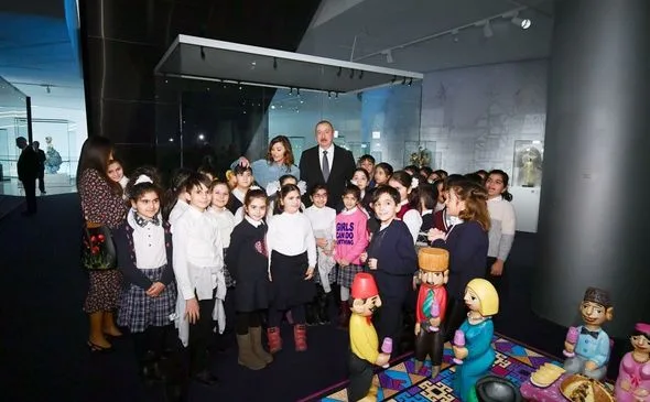 Ölkə başçısı və xanımı Heydər Əliyev Mərkəzində təşkil edilən sərgidə olublar - -FOTOLAR