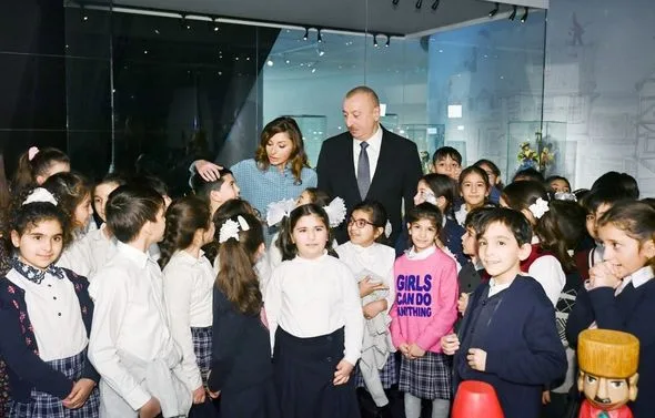 Ölkə başçısı və xanımı Heydər Əliyev Mərkəzində təşkil edilən sərgidə olublar - -FOTOLAR