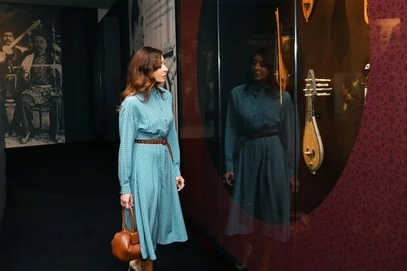 Ölkə başçısı və xanımı Heydər Əliyev Mərkəzində təşkil edilən sərgidə olublar - -FOTOLAR