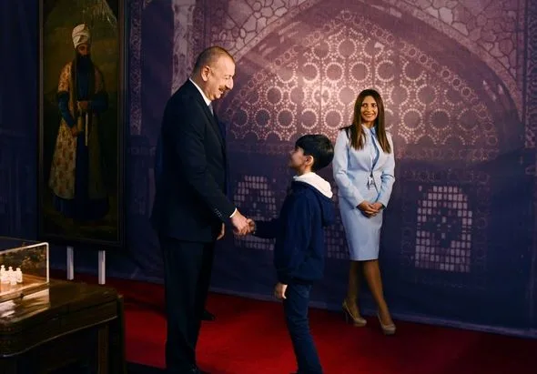 Ölkə başçısı və xanımı Heydər Əliyev Mərkəzində təşkil edilən sərgidə olublar - -FOTOLAR