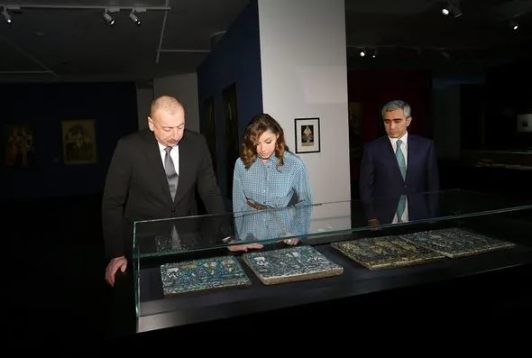 Ölkə başçısı və xanımı Heydər Əliyev Mərkəzində təşkil edilən sərgidə olublar - -FOTOLAR