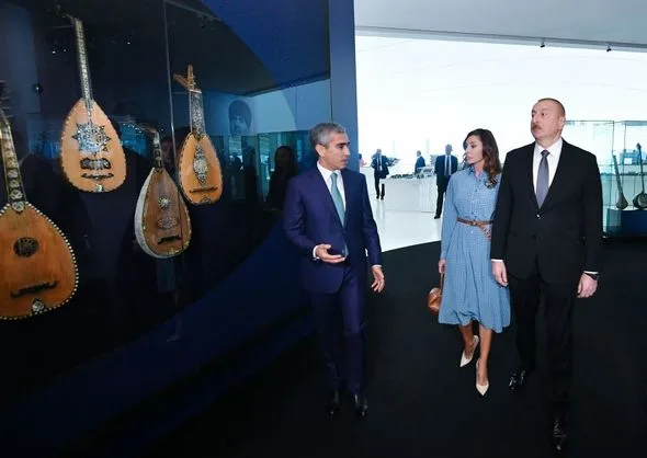 Ölkə başçısı və xanımı Heydər Əliyev Mərkəzində təşkil edilən sərgidə olublar - -FOTOLAR