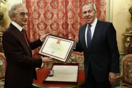 Polad Bülbüloğlu Fəxri Fərmanını təhvil aldı