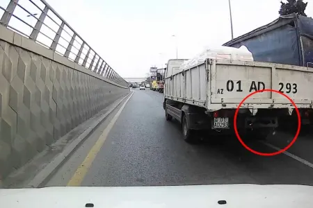 Bakıda maşının təkəri hərəkətdə olarkən yanmağa başladı – - VİDEO