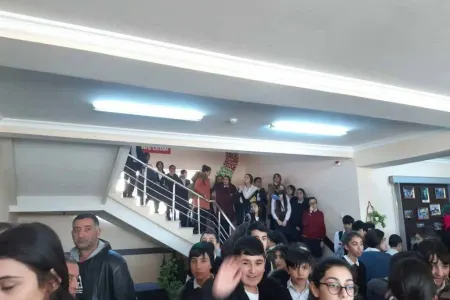Valideynlər məktəb direktorunu qovdu, - NAZİRLİK İŞƏ QARIŞDI