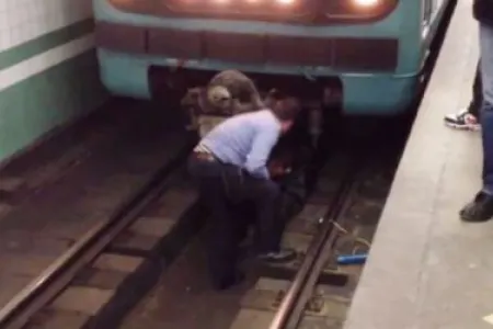 Bakı metrosunda qorxulu anlar - Qadın qatar xəttinə düşdü