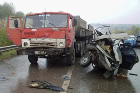 Sabunçuda "Hyundai" yük maşını ilə toqquşdu