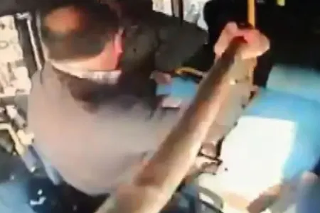 Yol verməmək üstə düşən dava avtobusu qaydasız döyüş meydanına çevirdi - VİDEO