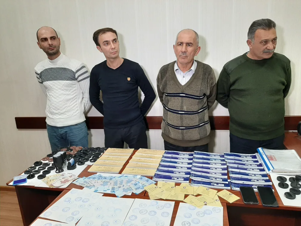 Saxta sənədlərlə əməliyyatlar aparan - DƏSTƏ TUTULDU - FOTO