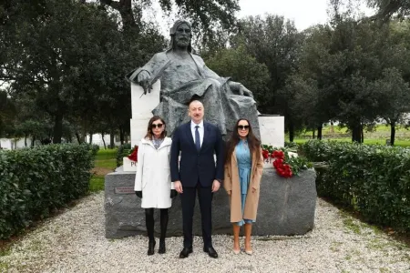 İlham Əliyev Romada Nizami Gəncəvinin abidəsini - ZİYARƏT ETDİ