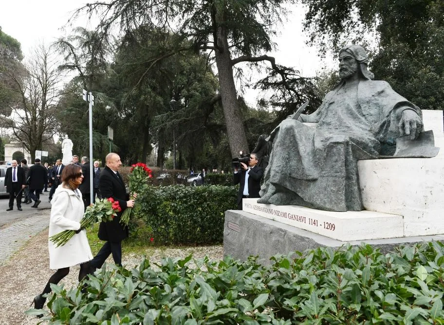 İlham Əliyev Romada Nizami Gəncəvinin abidəsini - ZİYARƏT ETDİ