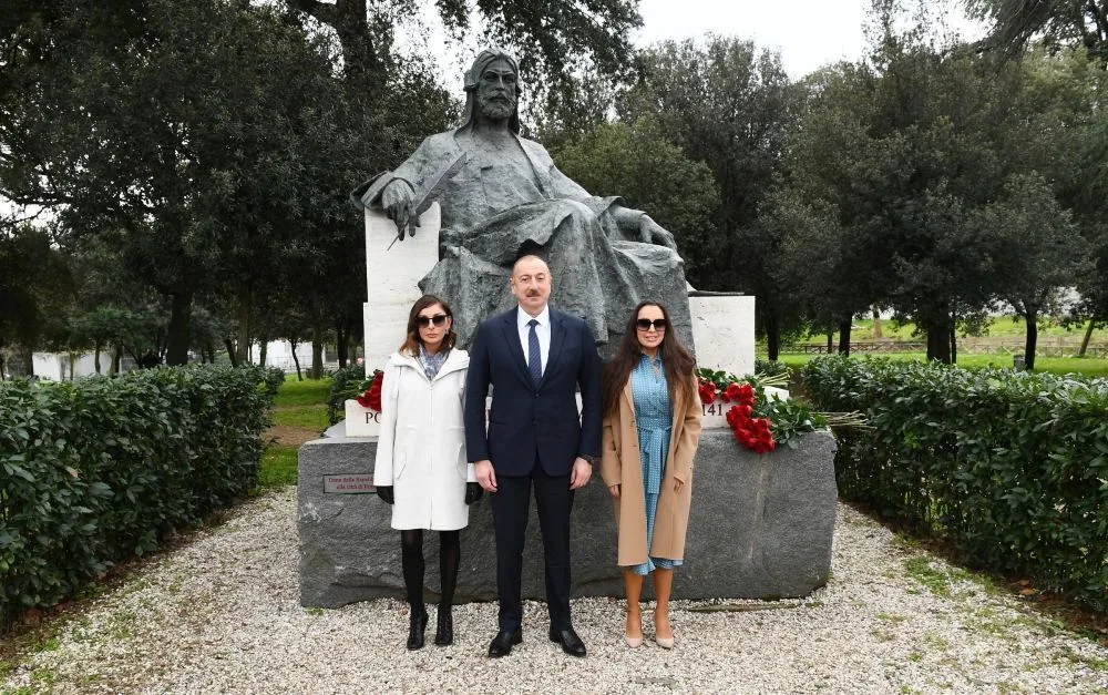 İlham Əliyev Romada Nizami Gəncəvinin abidəsini - ZİYARƏT ETDİ