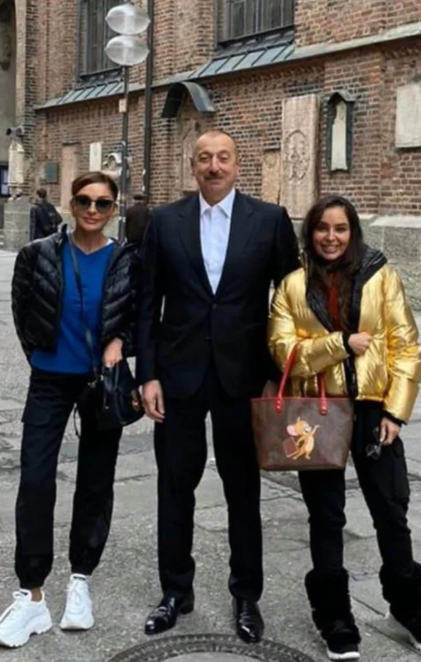 İlham Əliyev ailəsi ilə Romada şəhər gəzintisində - FOTOLAR
