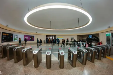 Metroda aparat işləmədi, - sərnişinlər pulsuz keçdi