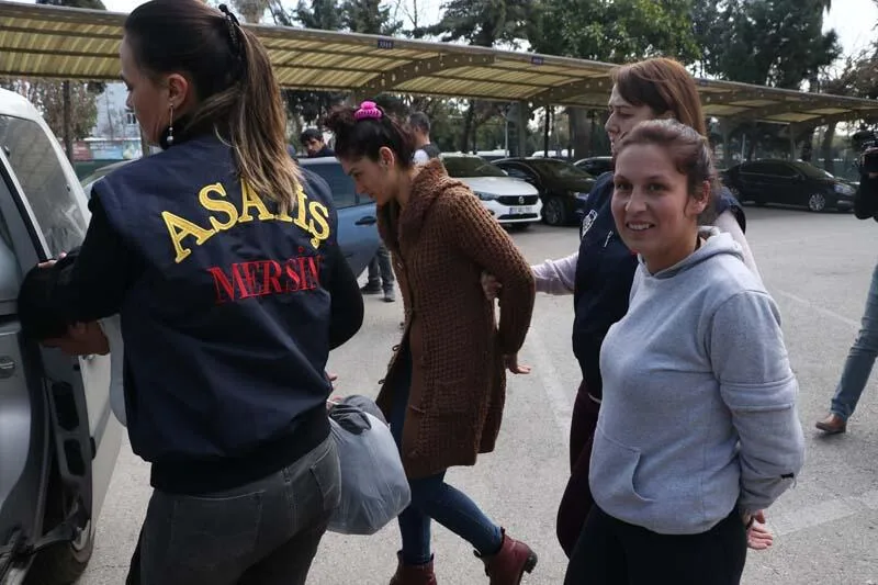 Evlərdən oğurluq edən qadının sözü şok etdi: - "Qayıdıb ananızı..." - FOTO