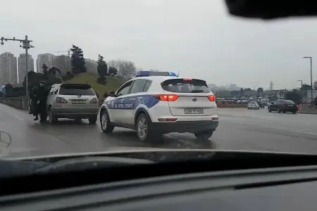 Bakının mərkəzinə gələn yolda “LEXUS” yol polisinin gözü qarşısında... - – VİDEO