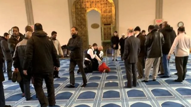Londonda məscidə namaz qılarkən bıçaqladılar - -Fotolar