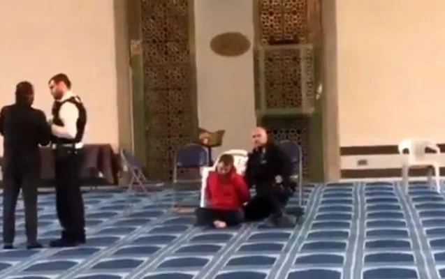 Londonda məscidə namaz qılarkən bıçaqladılar - -Fotolar