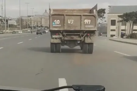 Bakıda sürücü məsuliyyətsizliyi - – Yükünü yola boşalda-boşalda getdi – VİDEO