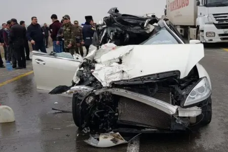 Ucarda minik avtomobili "TİR"la toqquşdu - 1 ÖLÜ 4 YARALI - FOTOLAR