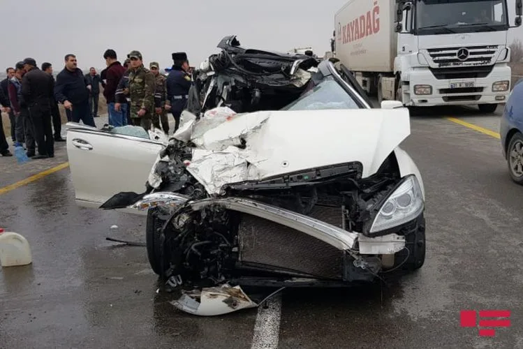 Ucarda minik avtomobili "TİR"la toqquşdu - 1 ÖLÜ 4 YARALI - FOTOLAR