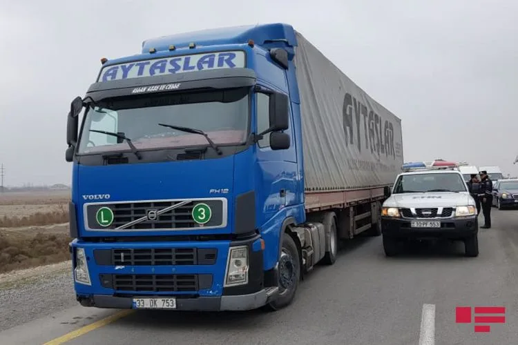 Ucarda minik avtomobili "TİR"la toqquşdu - 1 ÖLÜ 4 YARALI - FOTOLAR
