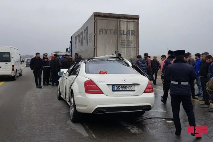 Ucarda minik avtomobili "TİR"la toqquşdu - 1 ÖLÜ 4 YARALI - FOTOLAR