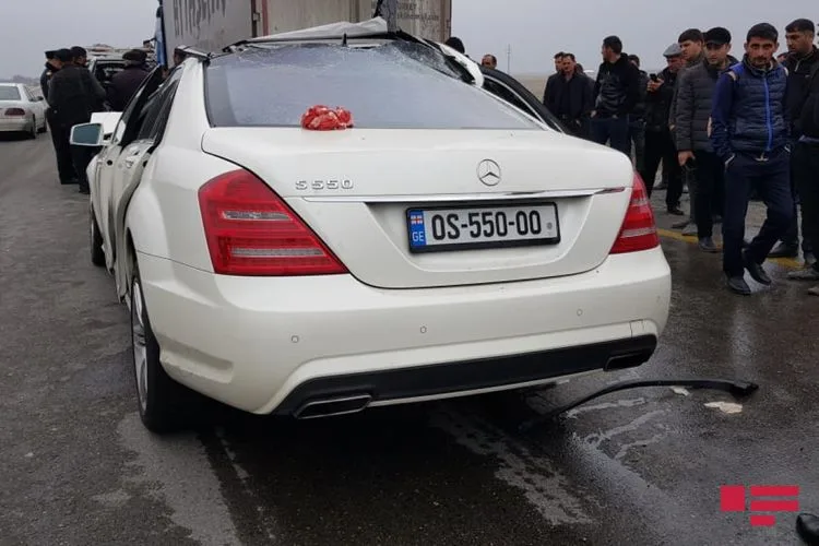 Ucarda minik avtomobili "TİR"la toqquşdu - 1 ÖLÜ 4 YARALI - FOTOLAR