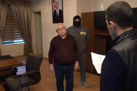 Neftçalanın sabiq icra başçısı və onunla birgə saxlanılan şəxslər - MƏHKƏMƏ QARŞISINDA