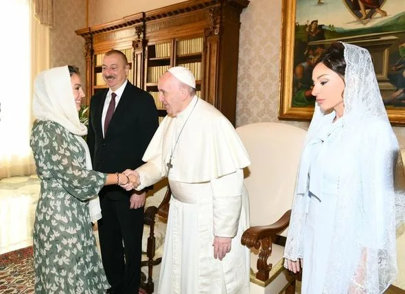 İlham Əliyev və Mehriban Əliyeva Vatikanda Papa Fransisk ilə görüşdü - YENİLƏNİB/ FOTO