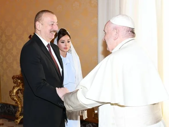 İlham Əliyev və Mehriban Əliyeva Vatikanda Papa Fransisk ilə görüşdü - YENİLƏNİB/ FOTO