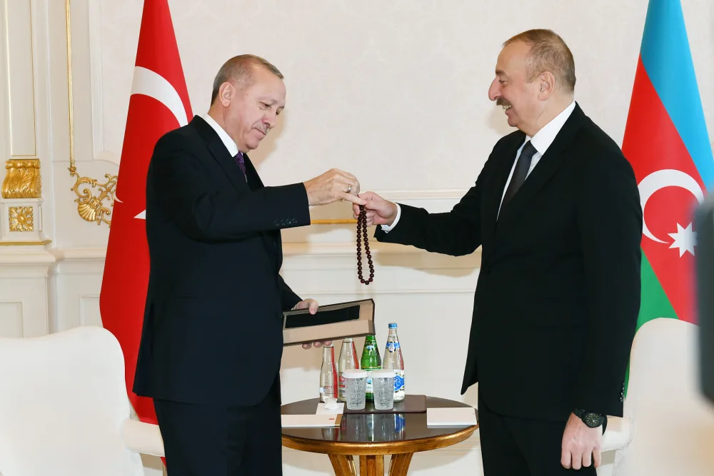 Ərdoğandan İlham Əliyevə hədiyyə - GÜNÜN FOTOSU