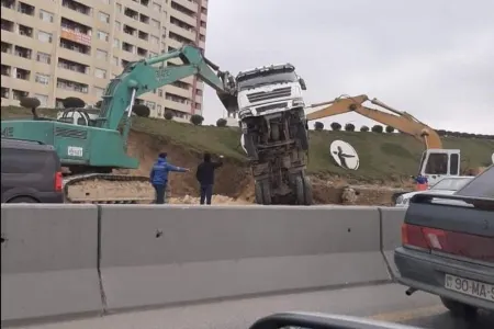 Bakıda qeyri-adi yol qəzası - FOTO