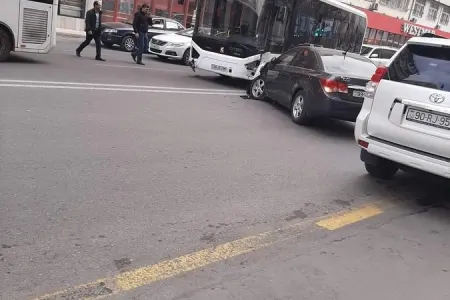 Bakıda marşrut avtobusu ilə “Chevrolet” TOQQUŞDU - – FOTO