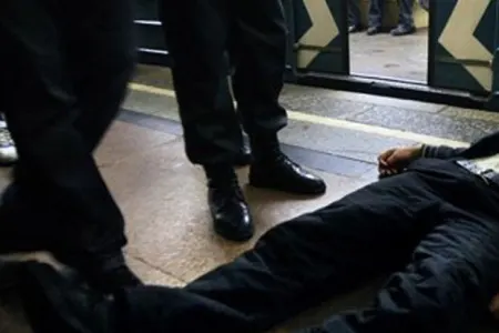 Kişi qəflətən metronun çıxışında öldü