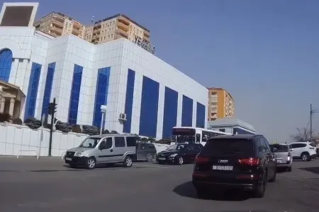 Bakıda AA seriyalı bahalı avtomobil hərəkəti iflic etdi - – VİDEO