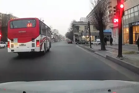Bakıda sərnişinlə dolu avtobus qırmızıda keçdi - – VİDEO