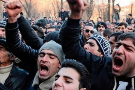 Ermənistanda həkimlər etiraz aksiyası keçirdi