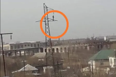 Xəstəxanaya aparılmasına etiraz etdi - Elektrik dirəyinə çıxdı - Azərbaycanda ŞOK HADİSƏ
