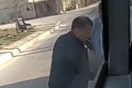 Avtobus sürücüsü sərnişinlərin canını heçə saydı - Əlində benzin, damağında siqaret...