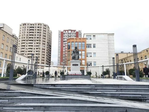 Xətainin heykəlinin köçürülməsi ilə bağlı RƏSMİ AÇIQLAMA - "Tıxac olurdu"