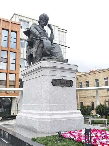 Xətainin heykəlinin köçürülməsi ilə bağlı RƏSMİ AÇIQLAMA - "Tıxac olurdu"