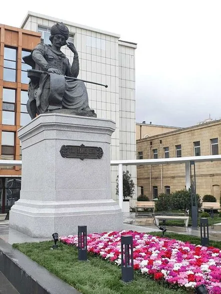 Xətainin heykəlinin köçürülməsi ilə bağlı RƏSMİ AÇIQLAMA - "Tıxac olurdu"