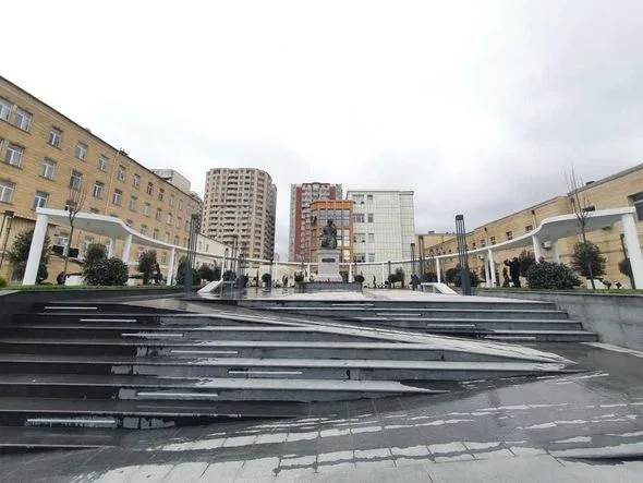 Xətainin heykəlinin köçürülməsi ilə bağlı RƏSMİ AÇIQLAMA - "Tıxac olurdu"