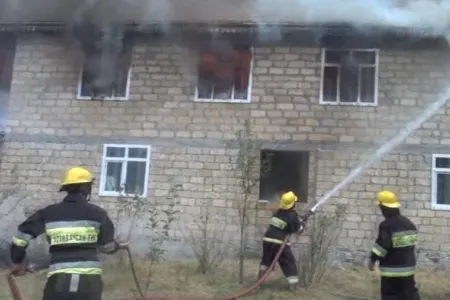 Bakıda həyət evlərində yanğın başlayıb