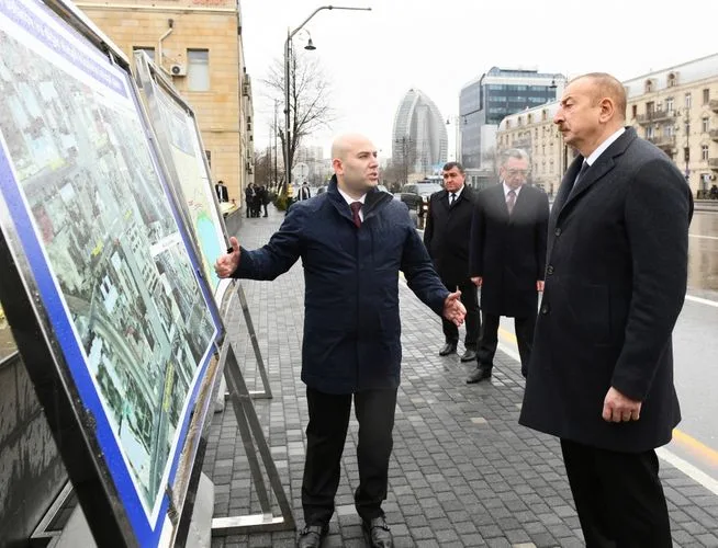 Xətainin heykəlinin köçürüldüyü - PARKDA - FOTOLAR