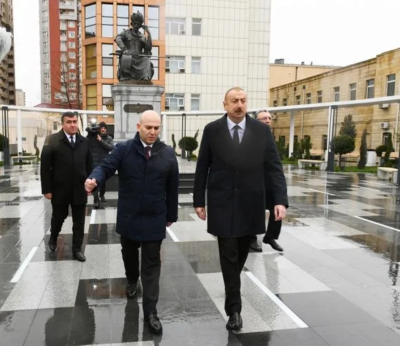 Xətainin heykəlinin köçürüldüyü - PARKDA - FOTOLAR